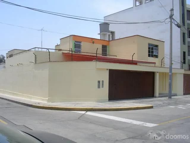 CASA ESQUINA FRENTE PARQUE ZONA RESIDENCIAL SURCO - 1