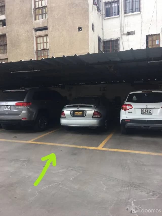 Amplio estacionamiento a 1 cdra. del Parque Kennedy - 1