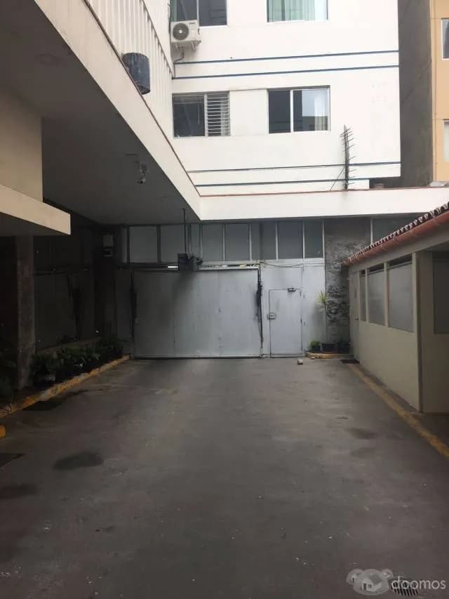 Amplio estacionamiento a 1 cdra. del Parque Kennedy - 2