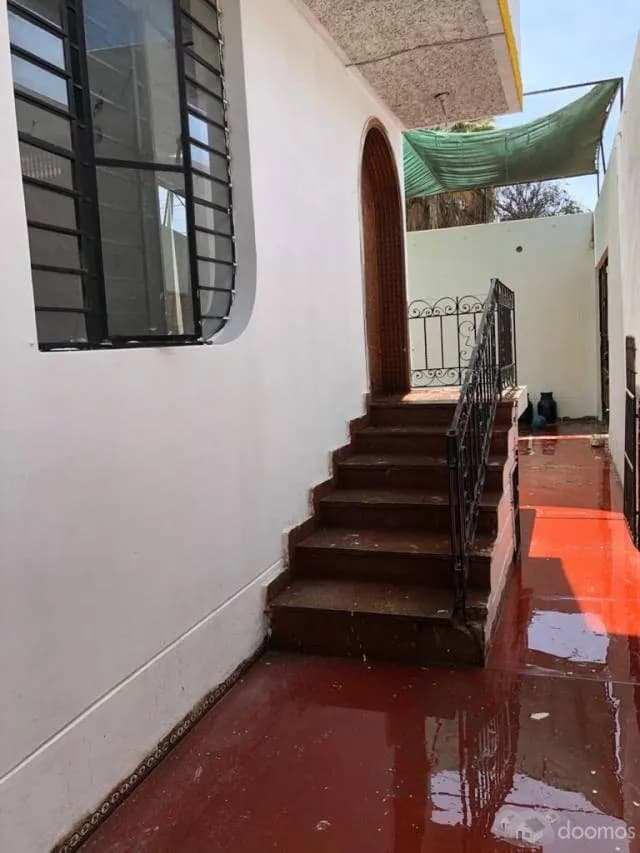 Amplia casa para vivir o negocio - 1