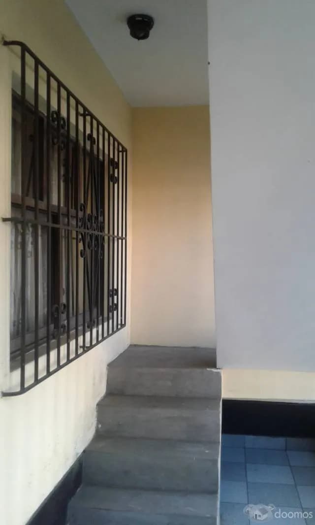 SE ALQUILA HABITACION  PUERTA A LA CALLE ,BAÑO PRIVADO . - 2