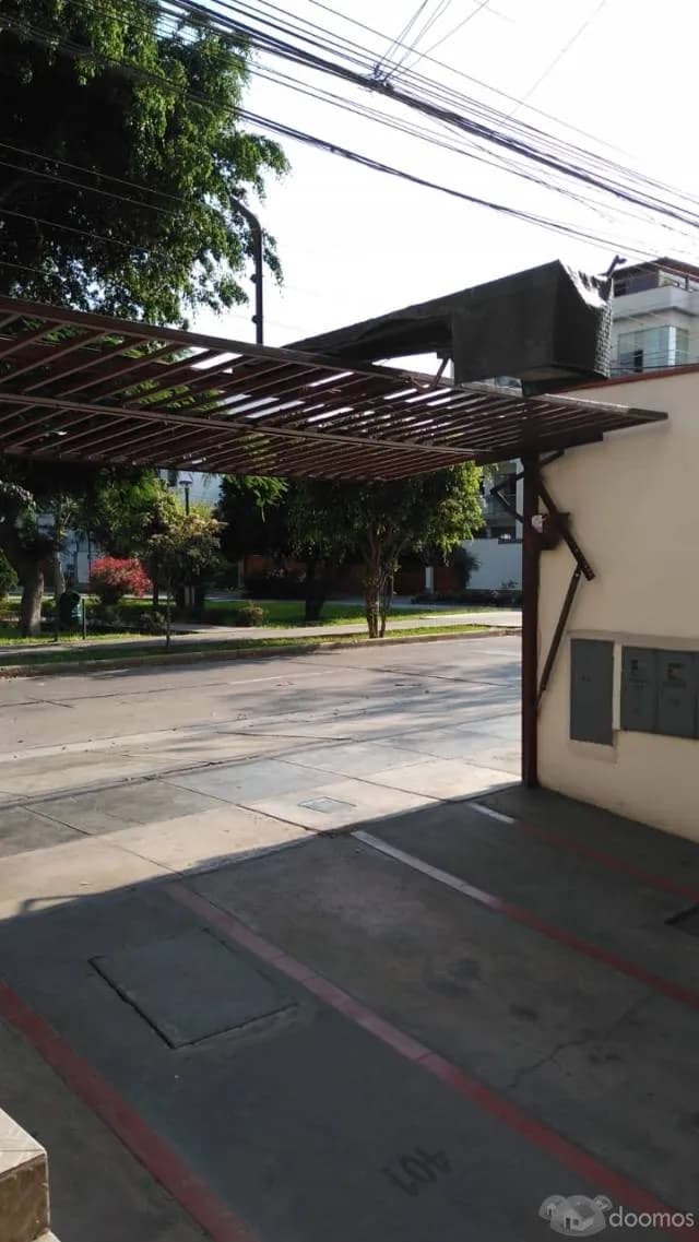 Estacionamiento con acceso de reja a control remoto - 1