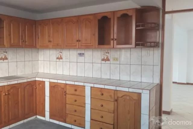 Casa 3 Pisos con 2 Depas independientes y Amplio Terreno – El Tambo - 1