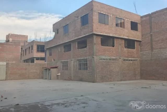 Casa 3 Pisos con 2 Depas independientes y Amplio Terreno – El Tambo - 2