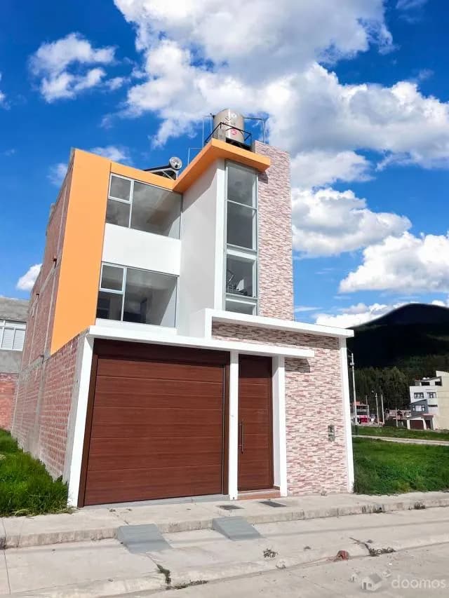Casa de 3 Pisos con 4 dorm Urb Parques de Huancayo cerca a la UPLA - 1