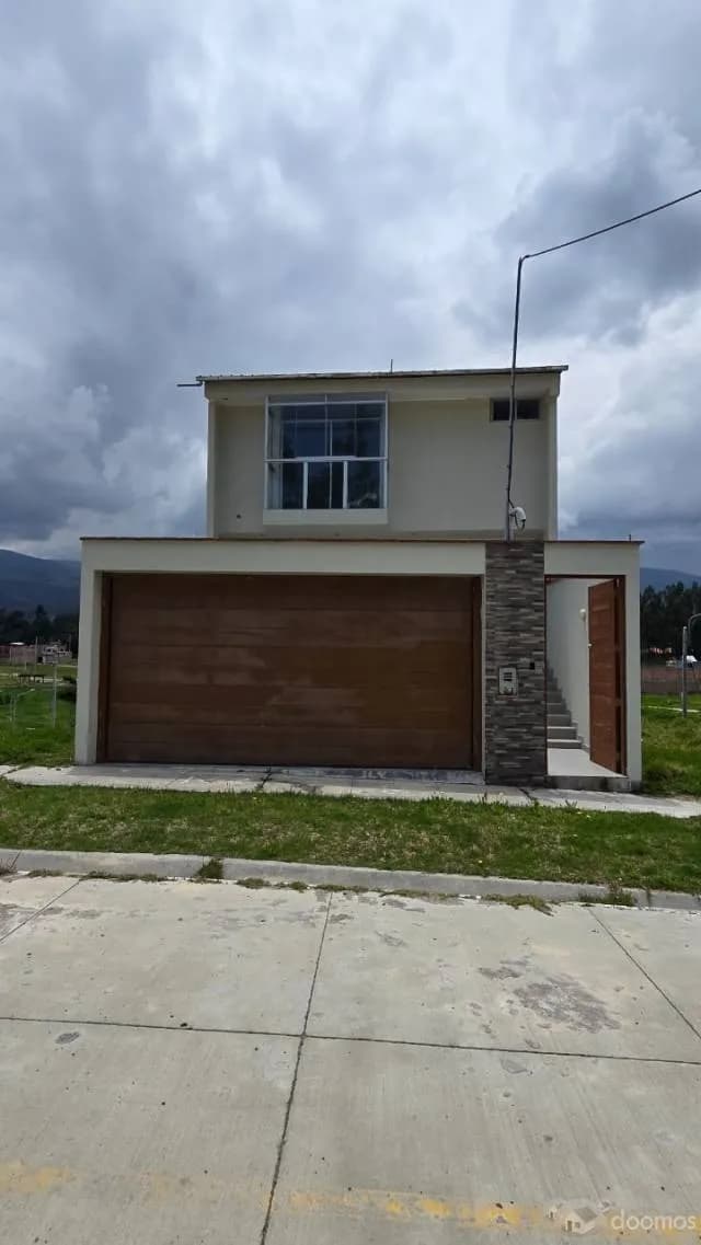 Casa de 3 Pisos con doble cochera Urb. Eucaliptos de Hyo – El Tambo - 1
