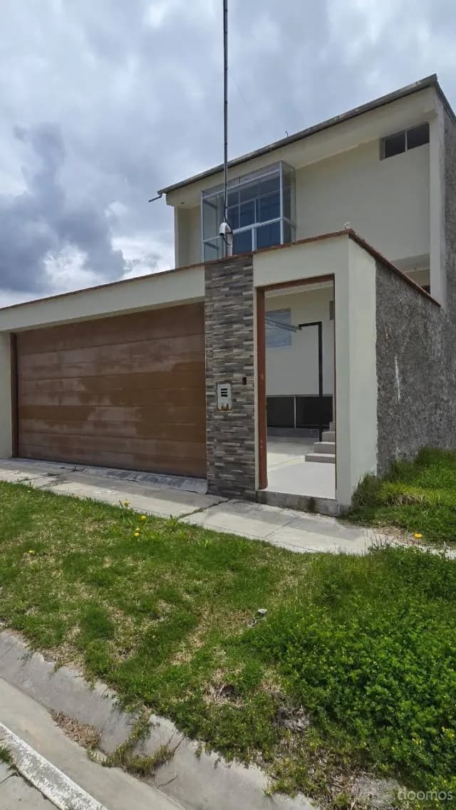 Casa de 3 Pisos con doble cochera Urb. Eucaliptos de Hyo – El Tambo - 2