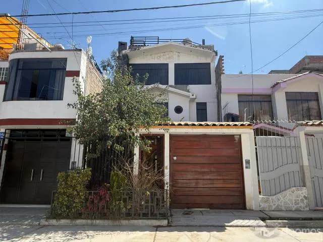 Se Vende Casa de 3 Pisos + Cochera Urb. Amelia Oyague Cerca al Colegio San Pio x – El Tambo - 1