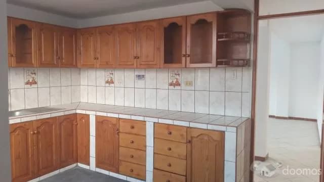 Se Vende Casa 3 Pisos con 2 Depas independientes y Amplio Terreno – El Tamb - 1