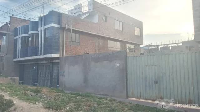 Se Vende Casa 3 Pisos con 2 Depas independientes y Amplio Terreno – El Tamb - 2