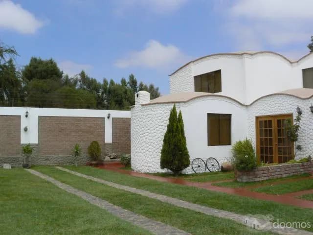 Casa independiente - condominio Av. La Angostura - 1