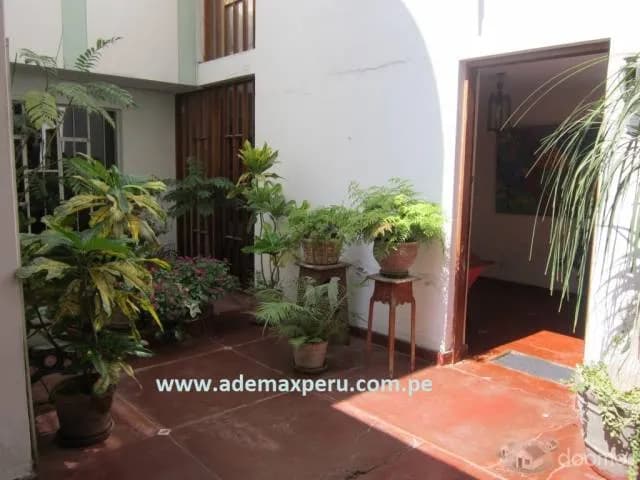 Vendo Casa en La Aurora Miraflores Frente a Parque - 1