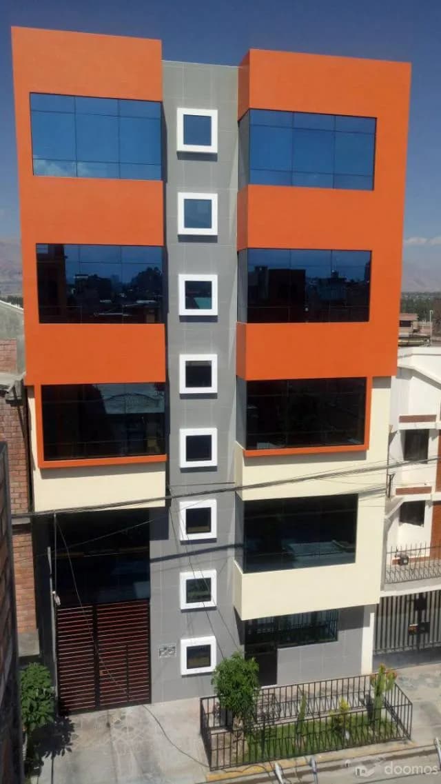 SE VENDE EDIFICIO EN ESTRENO 14 Amplios Ambientes  Jr. Malvinas No.- 159-161 Urb. Goyzueta La Rivera Huancayo. - 1