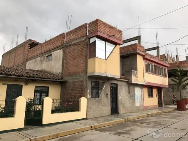 SE VENDE CASA EN HUARAZ- EN ESQUINA A TRES CUADRAS DE LA PLAZA DE ARMAS - 2