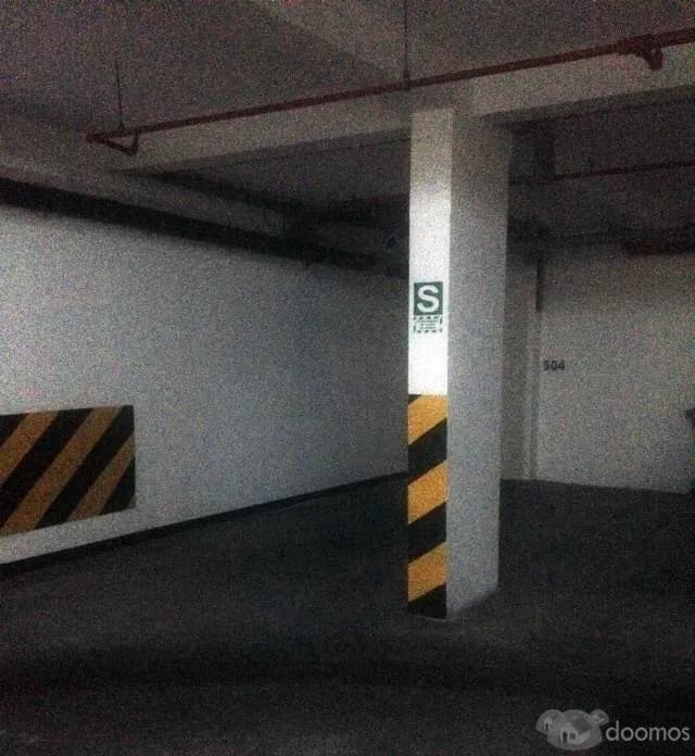 Alquilo cochera techada en Miraflores - 1