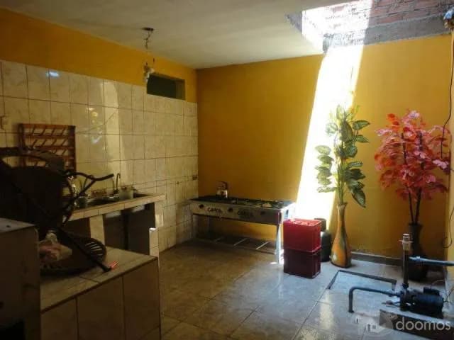 OCASIÓN EN VENTA CASA DE TRES PISOS EN ZONA URBANA A 5 MINUTOS DEL CENTRO DE LA CIUDAD - 1