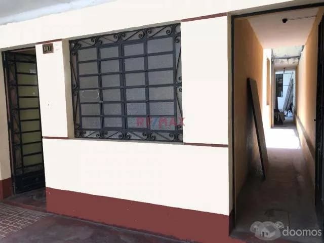 Vendo Casa 200 m2 de 2 plantas, con 3 departamentos independientes en el corazon de la Av. Perú, por reformar. ¡Excelente Ocasión para Invertir! - 2
