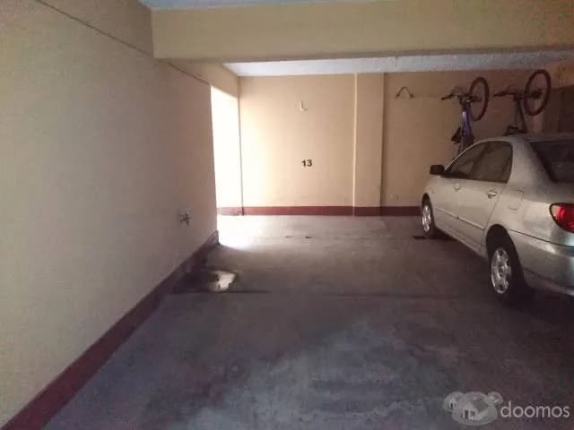 Alquilo estacionamiento en San Isidro - 1