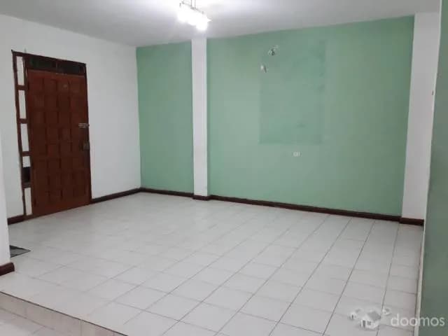 Primer piso de casa amplia - Apta para vivienda o local comercial // Buena ubicación, frente a la avenida principal - 1