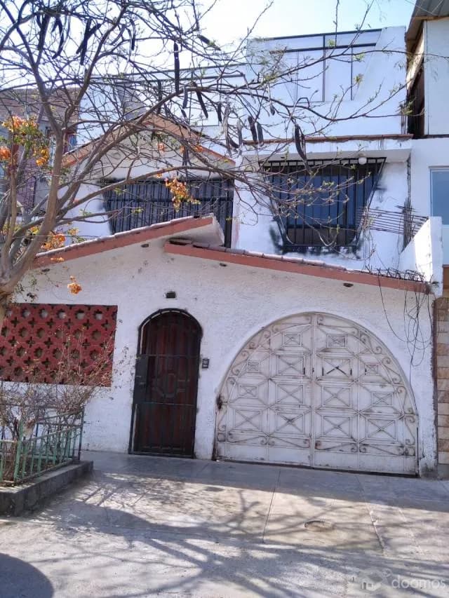 REMATO CASA DE 4 PISOS CON COCHERA PARA 2 AUTOS, EN ACABADOS DE CERAMICA Y PORCELANATO - 1