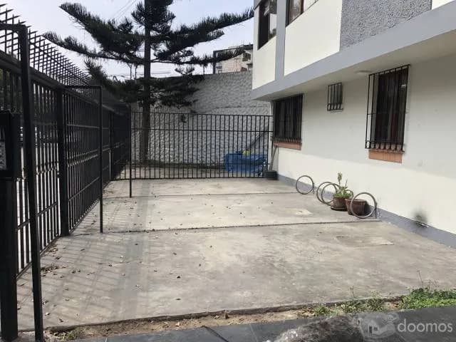 Alquiler de cochera en Calle Alfredo León 234 Miraflores - Altura cuadra 8 de Berlín - 1