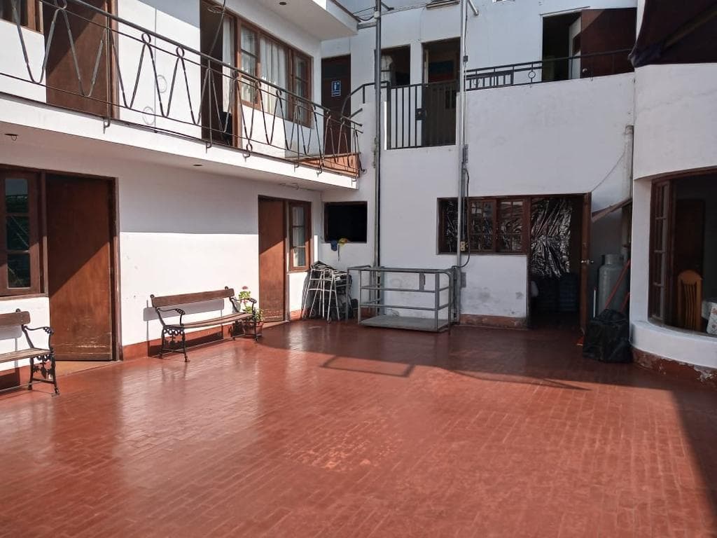 Casa como Terreno en Venta en Miraflores - 2