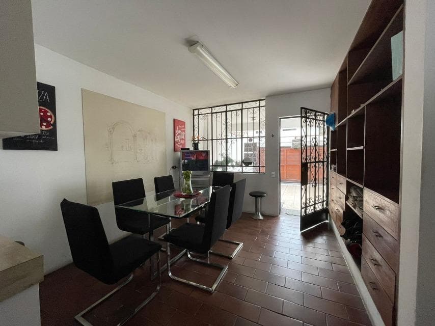 Vendo Casa Calle John Hassinger 1, San Borja (Ref:a dos cuadras del pentágonito) - 2