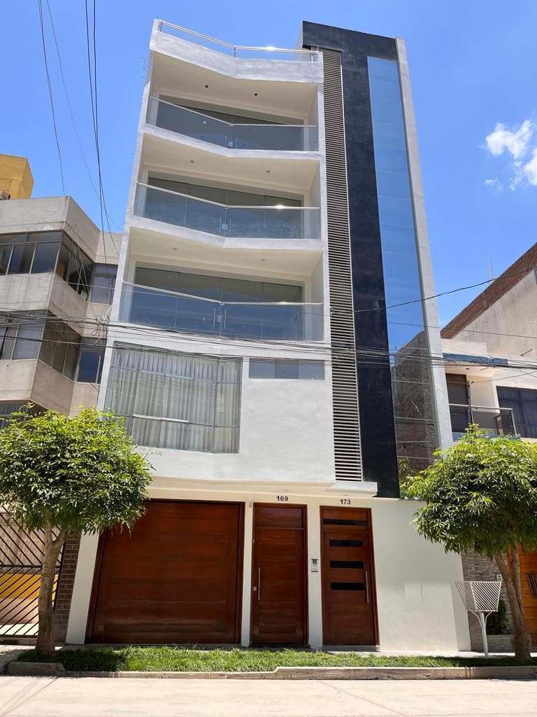 Departamento de 4 dorm Urb. La Merced cerca Parque Grau - 1