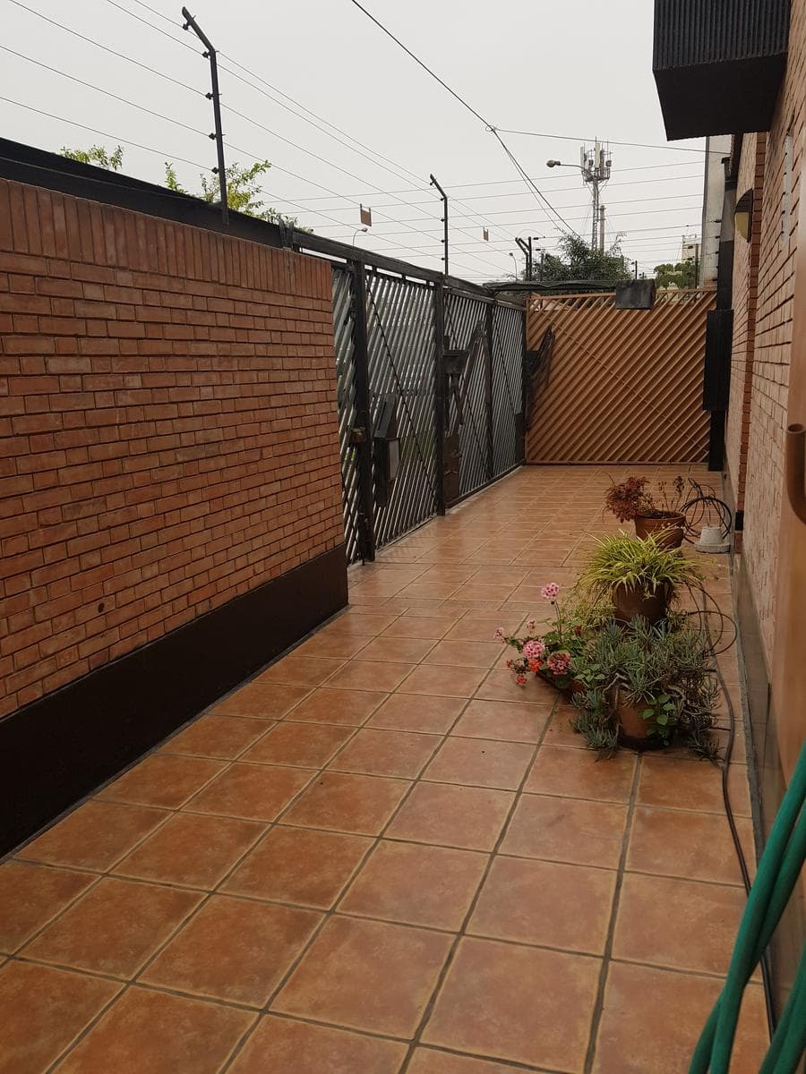 Vendo Casa con excelente ubicación en Surco con parámetros hasta 5 pisos! - 2