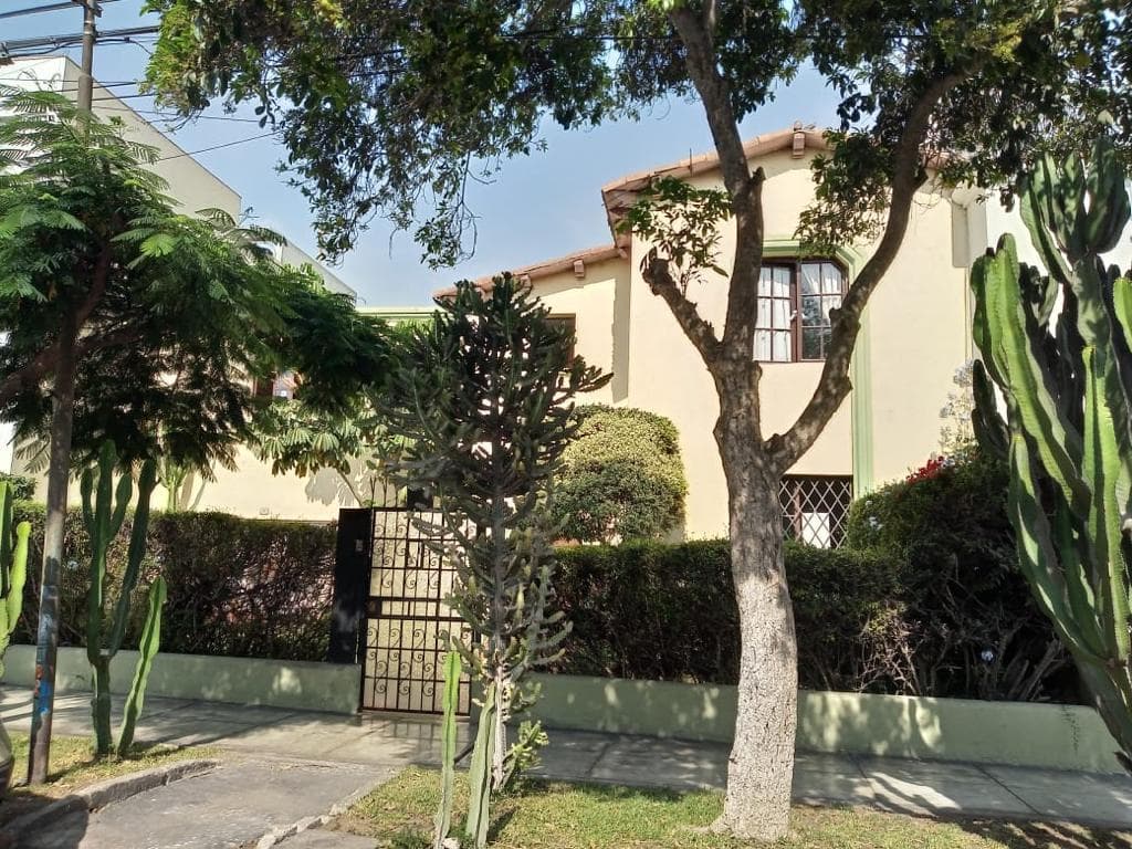 Casa como Terreno en Venta en Miraflores - 1