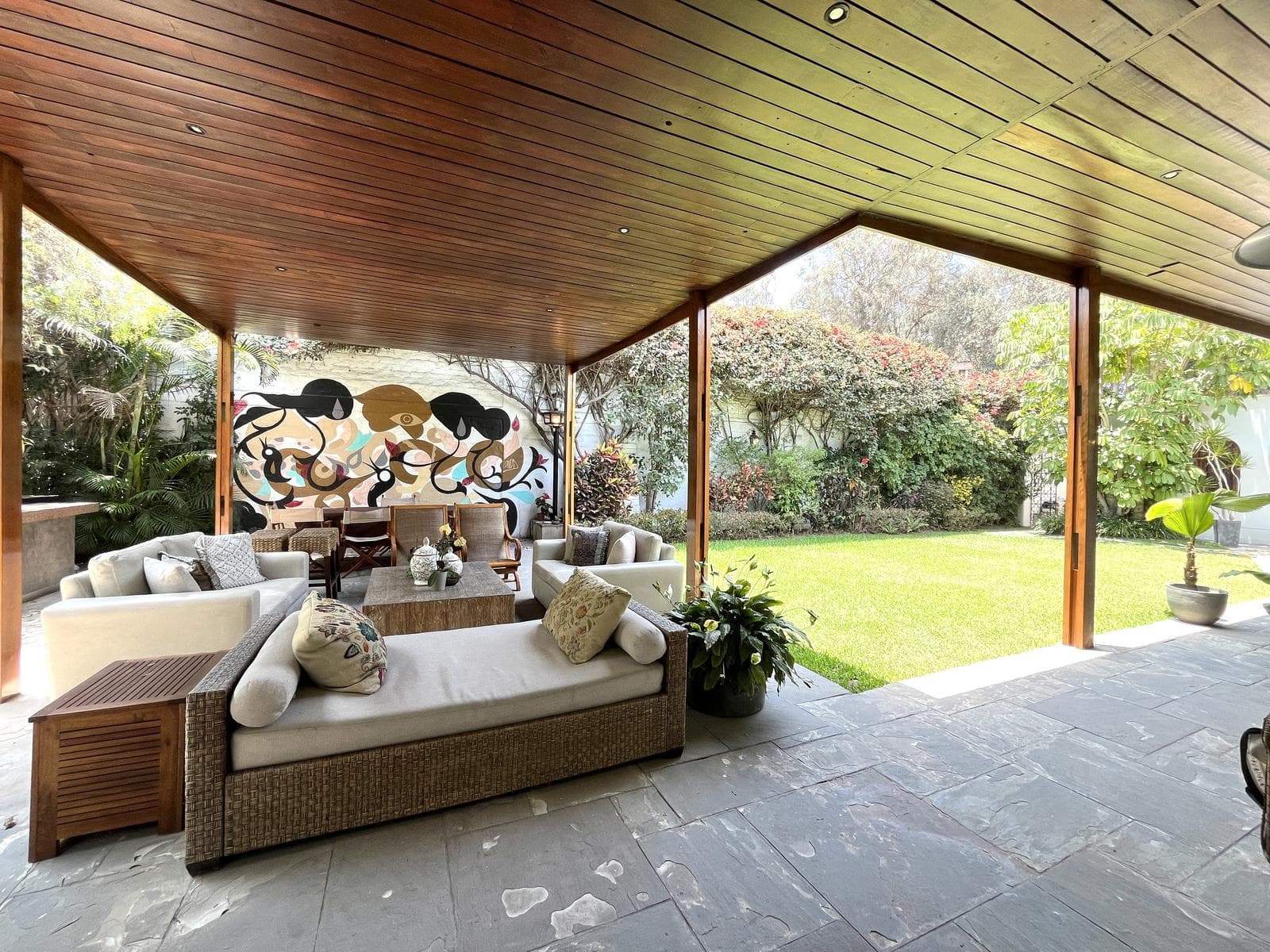 EN VENTA¡ EXCLUSIVA CASA EN CAMACHO 4 DORMITORIOS AMPLIO JARDIN - 1