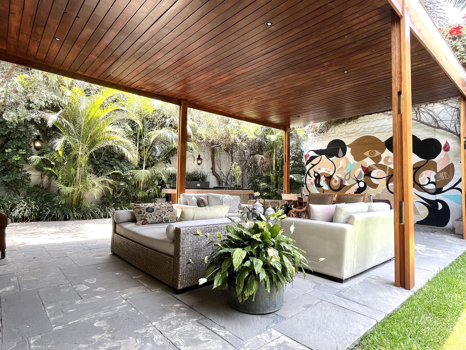 EN VENTA¡ EXCLUSIVA CASA EN CAMACHO 4 DORMITORIOS AMPLIO JARDIN - 2