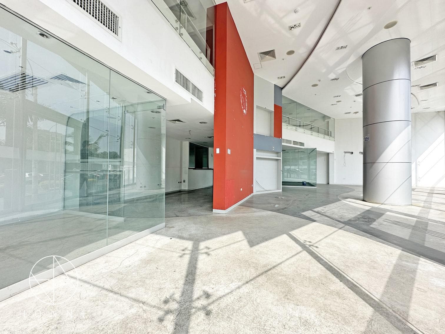 Local en Primer piso con puerta a avenida - 2