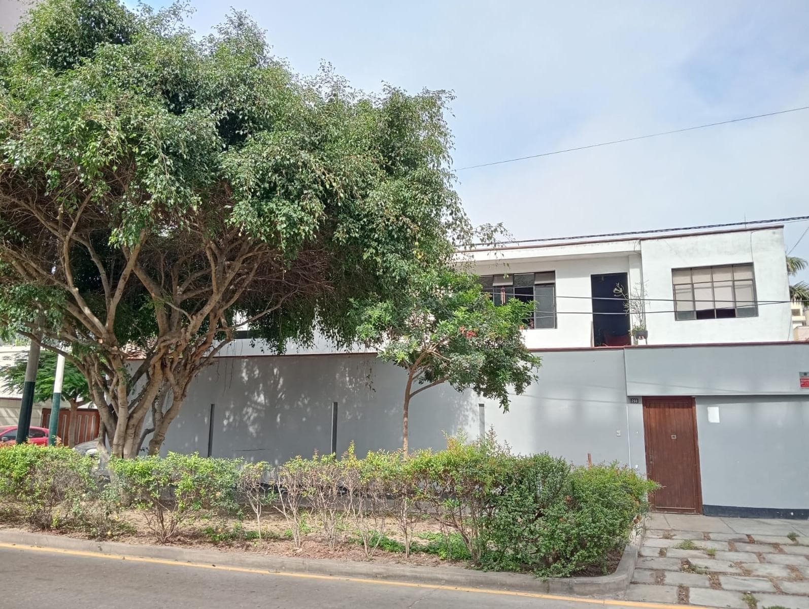 VENDO CASA EN ESQUINA - SAN ISIDRO LIMITE CON MAGDALENA - 2