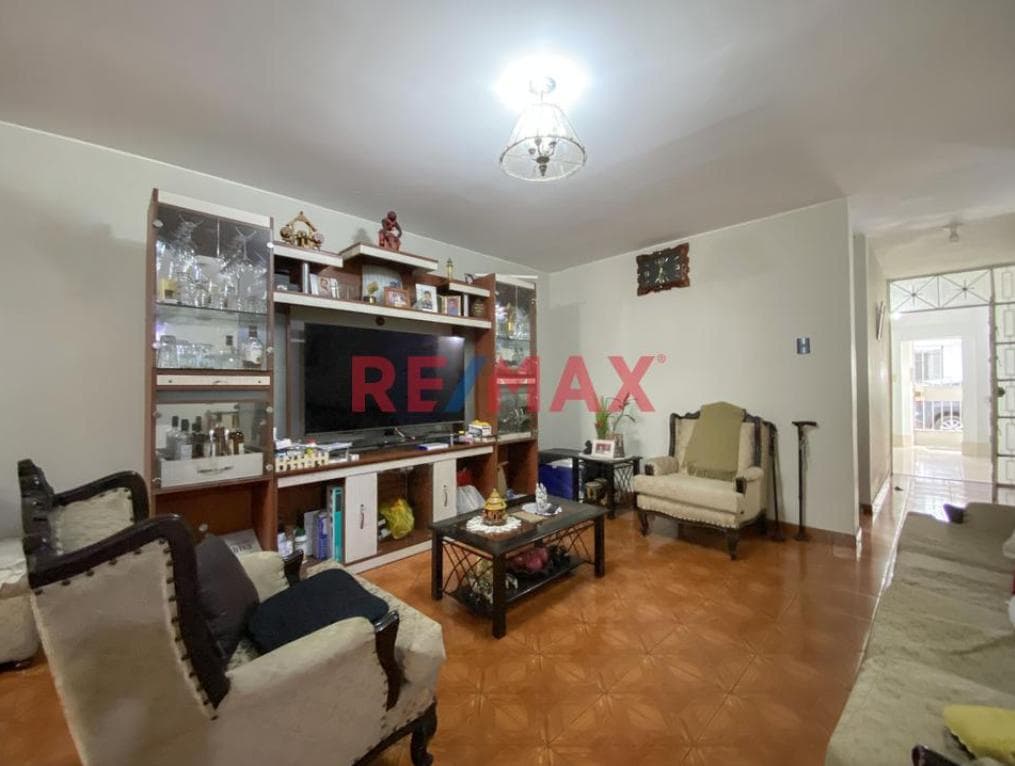 C¡Oportunidad Única! Casa Multifamiliar En Los Olivos Con Potencial Inversorasa en - 2