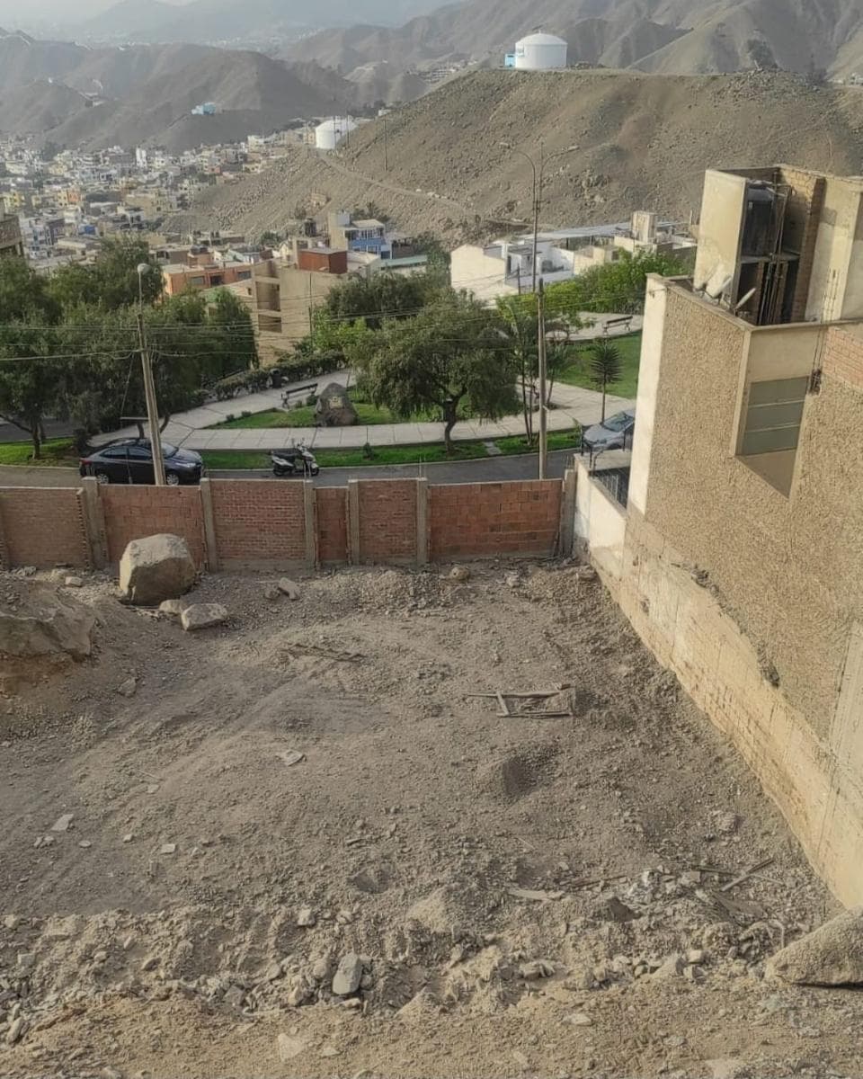 Se Vende Lindo Terreno En Las Praderas De La Molina Parametros Para 3 Pisos. - 2