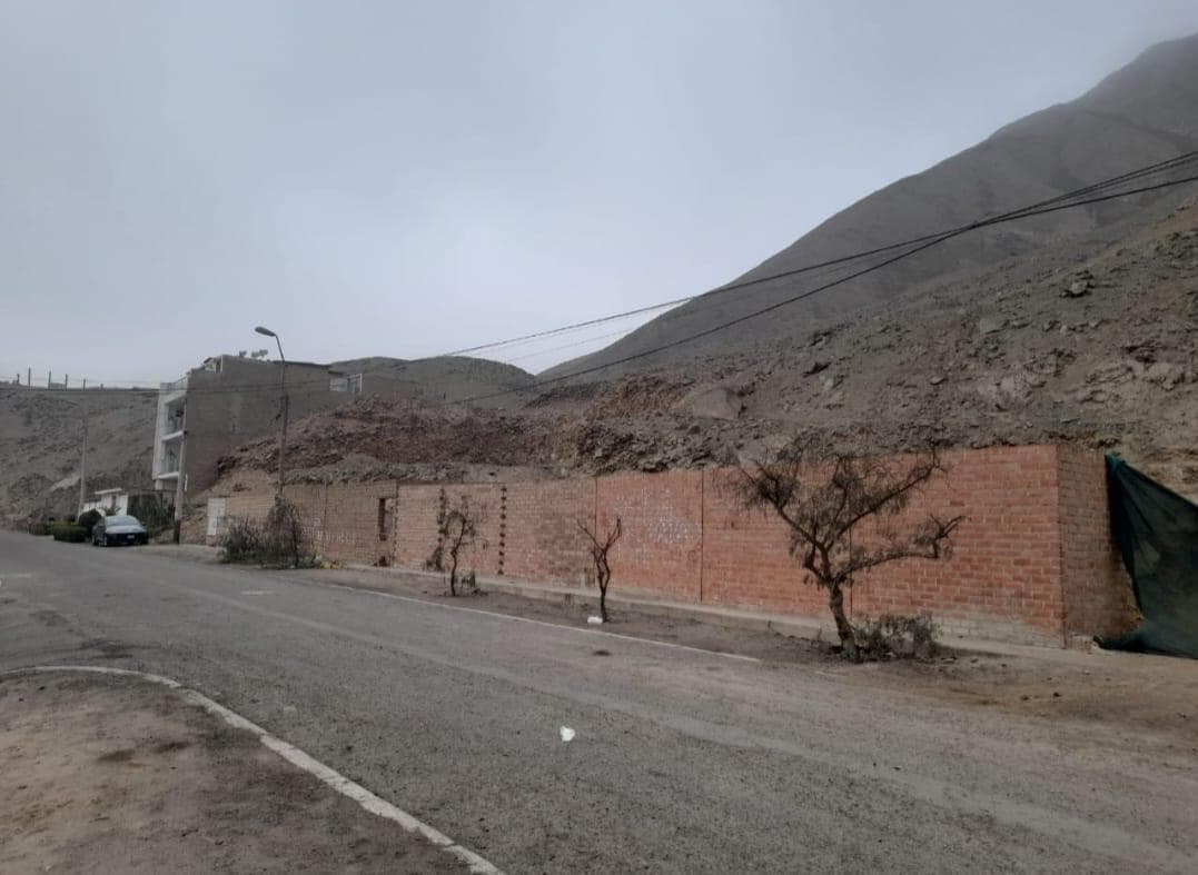 Se Vende Lindo Terreno En Las Praderas De La Molina Parametros Para 3 Pisos. - 1