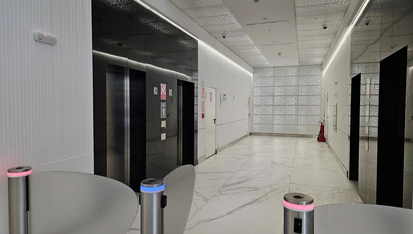 Oficina en Gris en Alquiler - En el Centro Financiero de San Isidro - 2