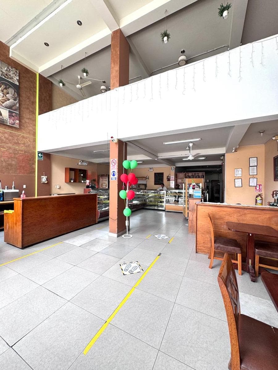 Local en Av. Manuel Villaran - 1