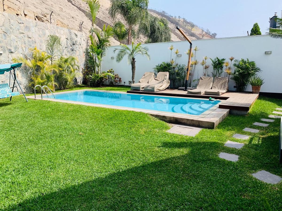 La Planicie - Espectacular casa con sotano, GYM en Venta - 1