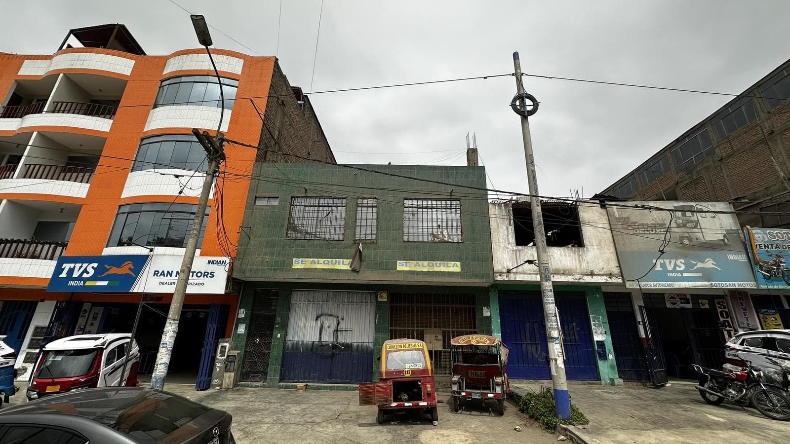 SE VENDE LOCAL DE 2 PISOS CUENTA CON DOS LOCALES COMERCIALES!!! - 2