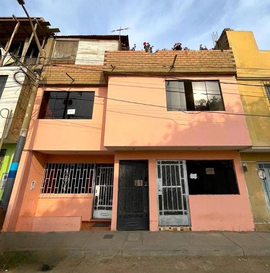 Casa En Venta Al Costado Del Terminal Pesquero - 1