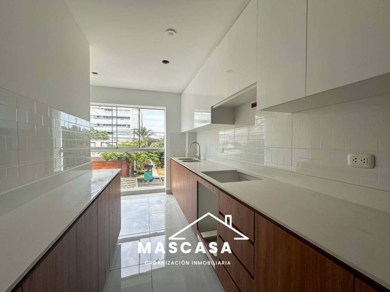 VENDO DEPARTAMENTOS DE ESTRENO EDIFICO FRENTE A PARQUE/CHACARILLA - 1