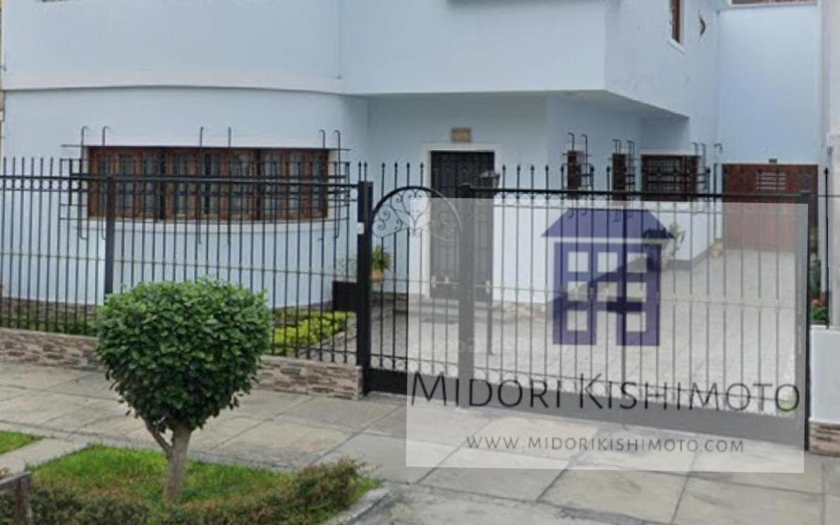 Linda Casa de 3 pisos en Calle Cerrada - 2