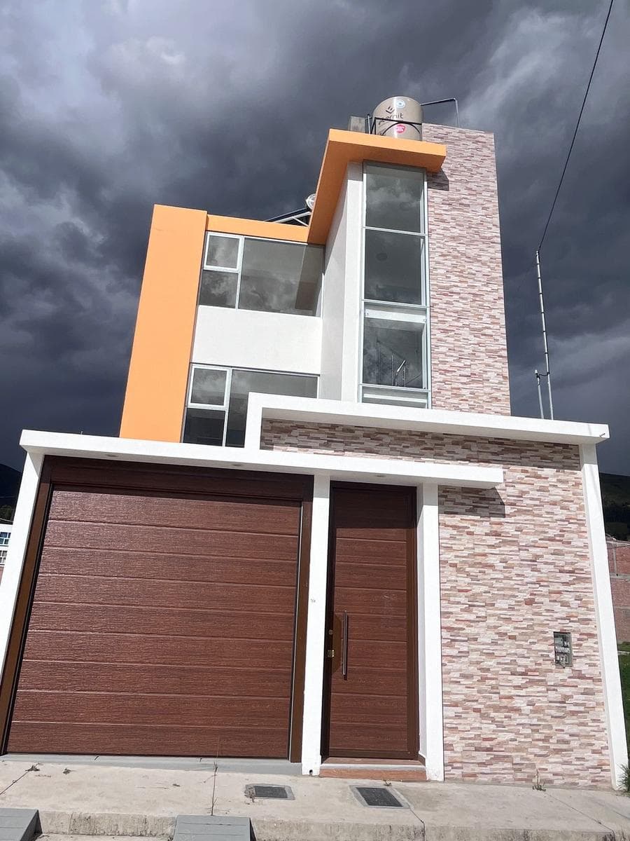 Casa de 3 Pisos con 4 dorm Urb. Parques de Hyo cerca a la UPLA - 1