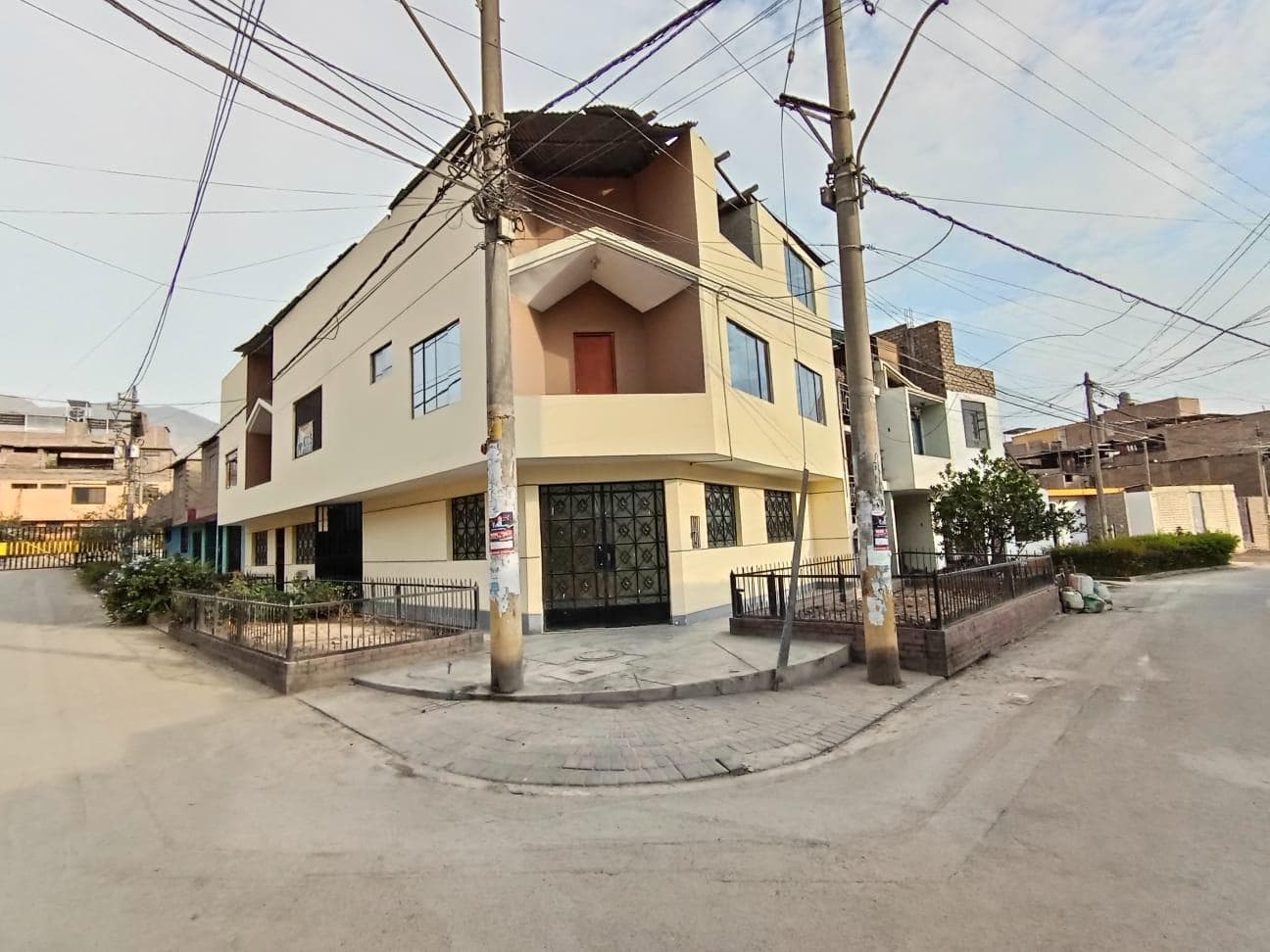 Venta Casa en Esquina para vivienda/inversión a 1 cuadra de Av. Universitaria y Av. Camino Real - 1