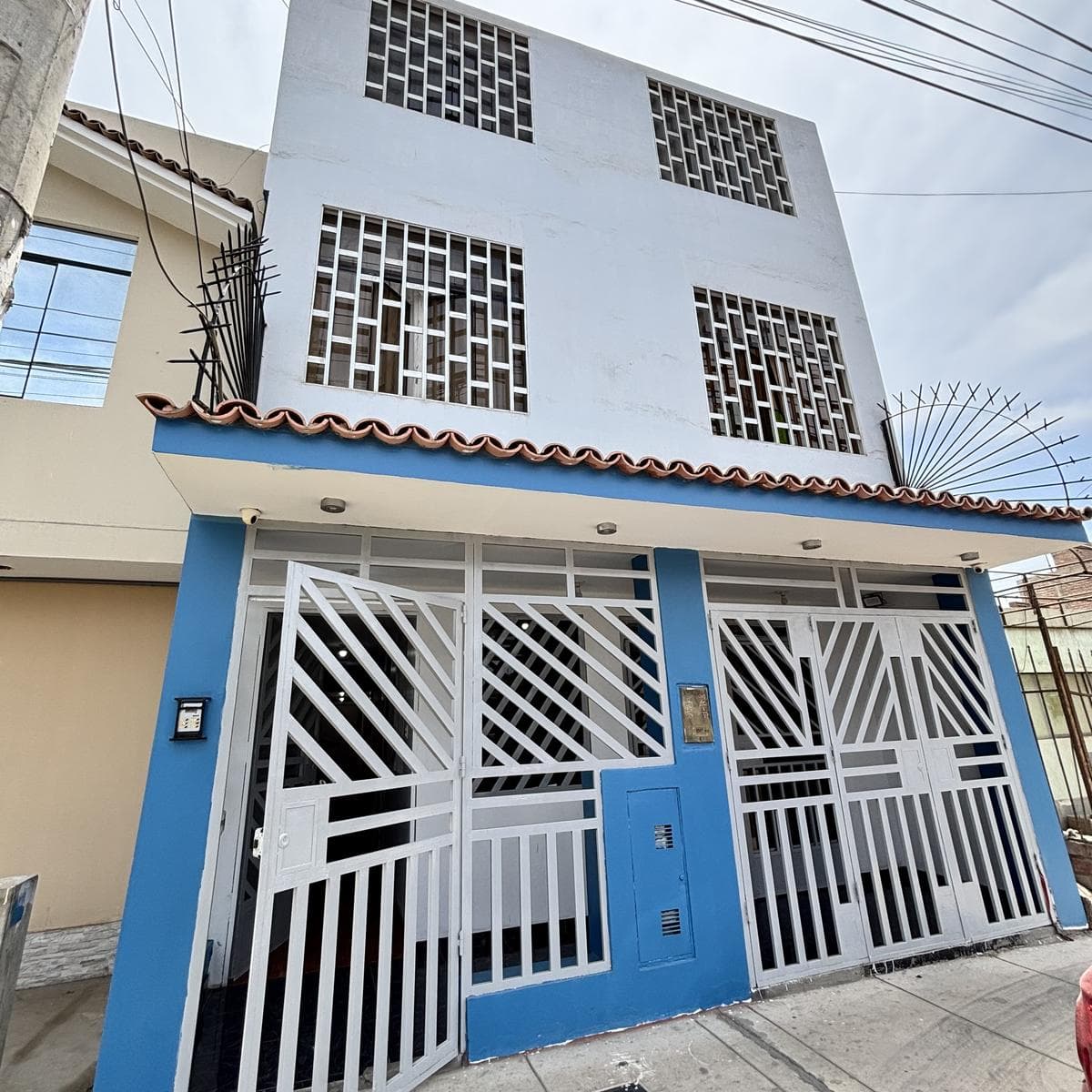 VENDO CASA COMERCIAL DE 3 PISOS CERCA A ESSALUD - 1