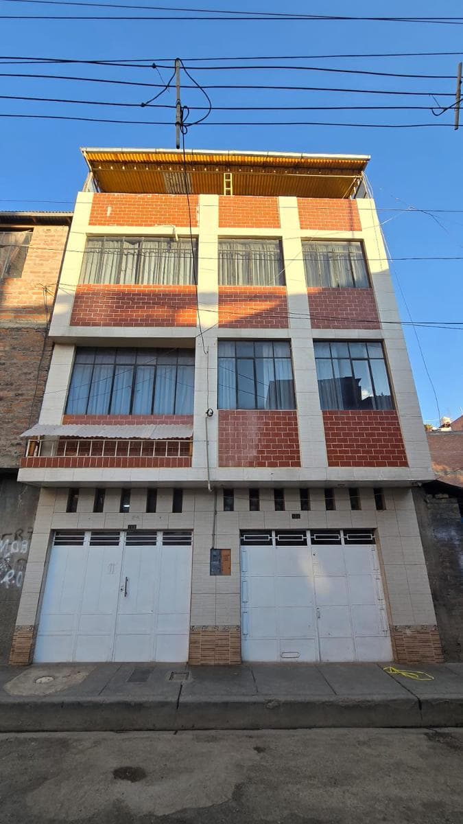 Propiedad con Local Comercial y Vivienda de 4 Pisos más azotea cerca al Mercado de Frutas, Malteria y Real Plaza - 1