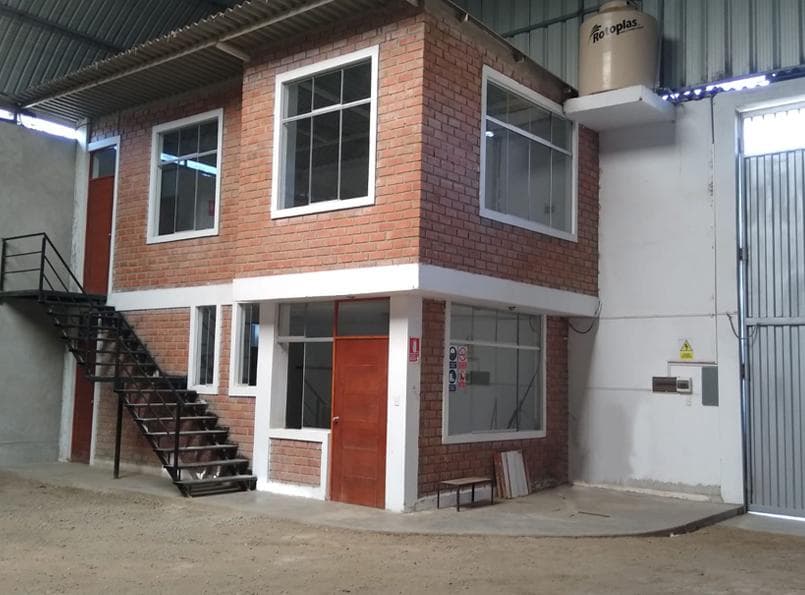 Se Alquila Versatil y Estrategico Local Comercial / Industrial - 2