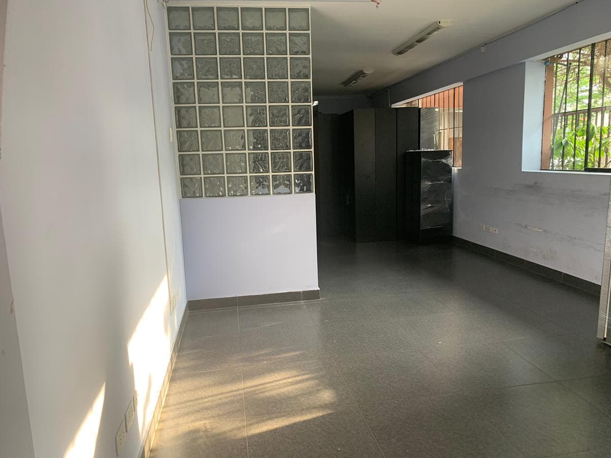 SE ALQUILA OFICINA EN PRIMER PISO! SURQUILLO LIMITE CON SAN ISIDRO - 1